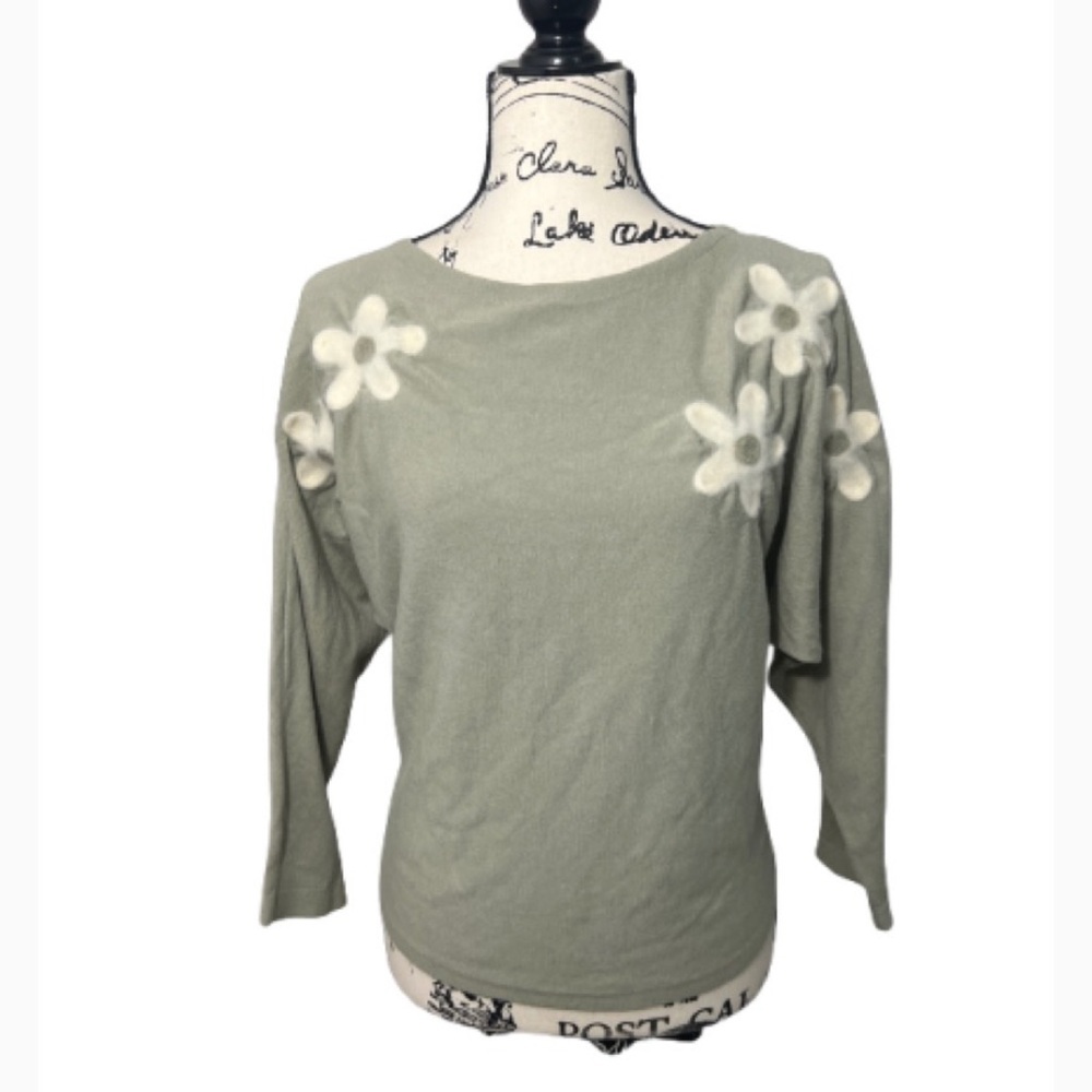 Aaeda Floral Green and Cream   Women's Crewneck  Sweater